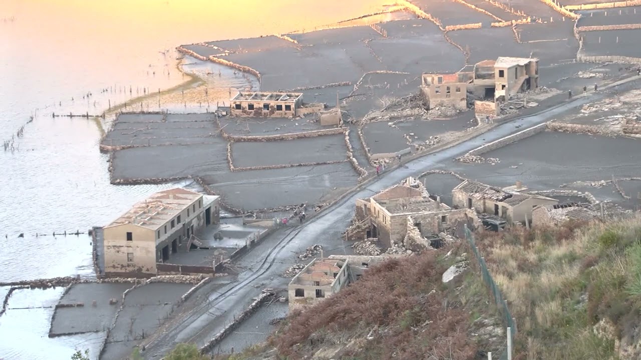 agua embalsada en el tranco