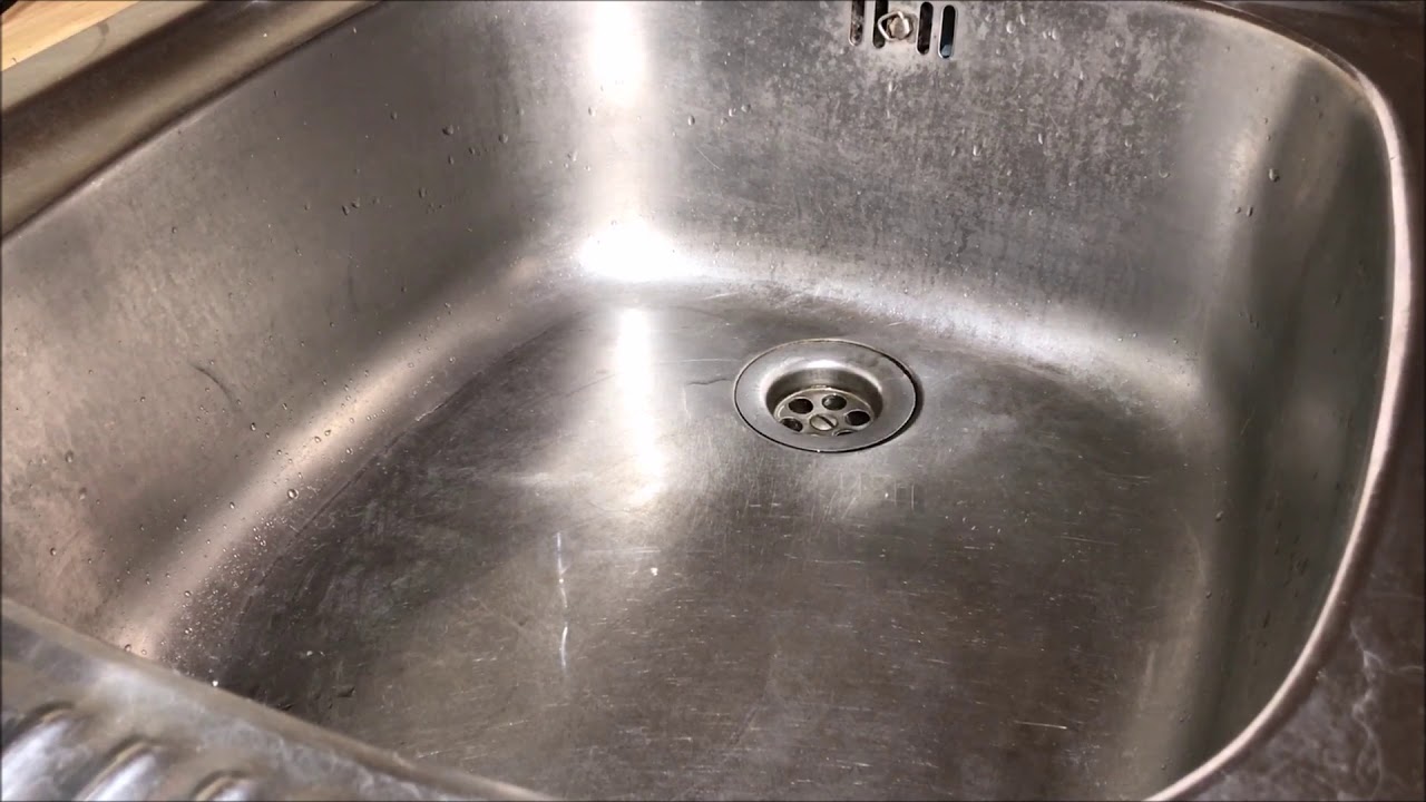 el agua de un fregadero sale por el otro