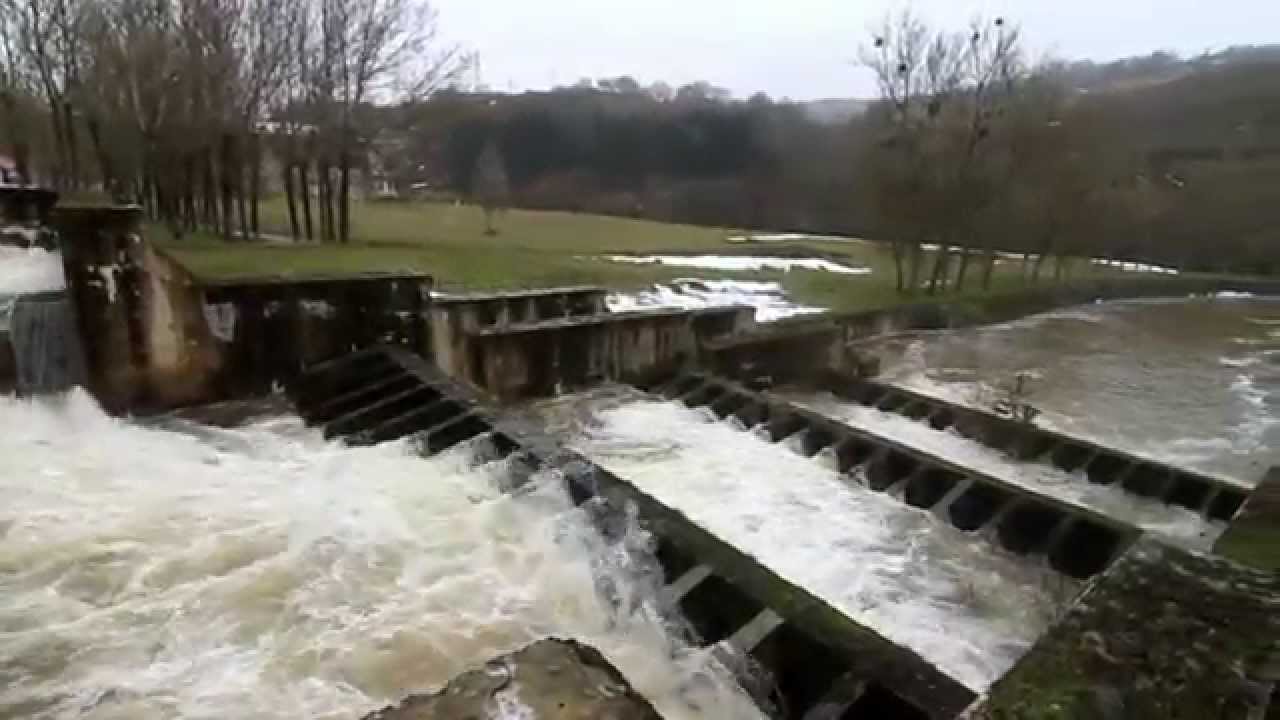 agua embalsada en el pantano del ebro